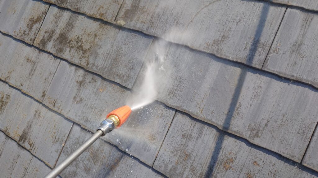 屋根塗装工事<br />
高圧洗浄状況