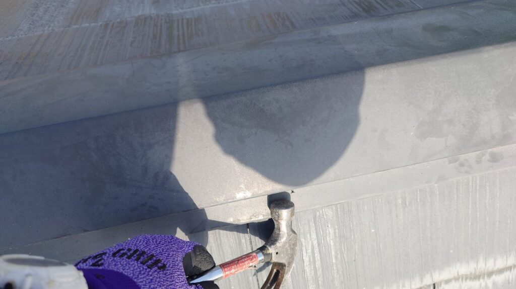 屋根塗装工事<br />
下地調整<br />
釘浮き箇所の戻し作業となります。