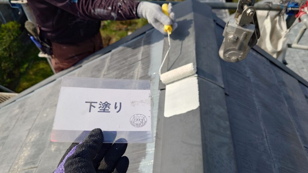 屋根塗装工事<br />
下地調整<br />
板金部　錆止め作業となります。