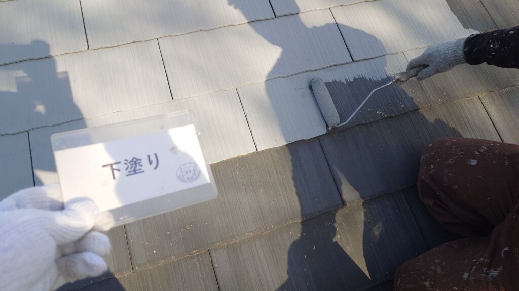 屋根塗装工事<br />
下塗り1回目状況