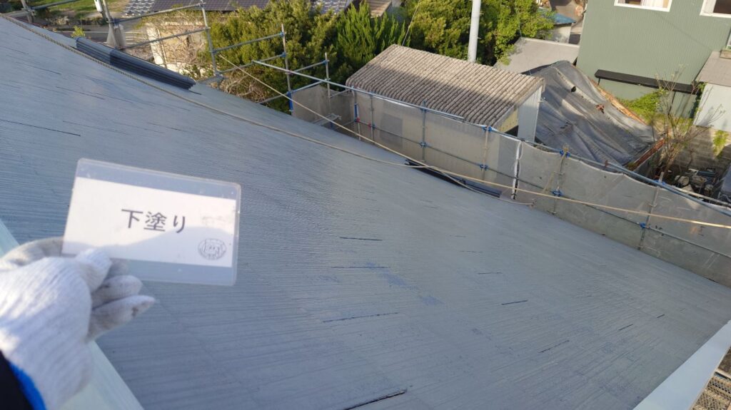 屋根塗装工事<br />
下塗り1回目完成