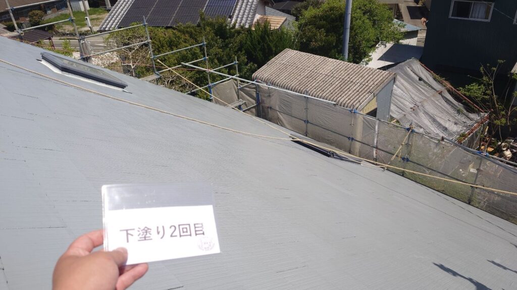 屋根塗装工事<br />
下塗り2回目完成