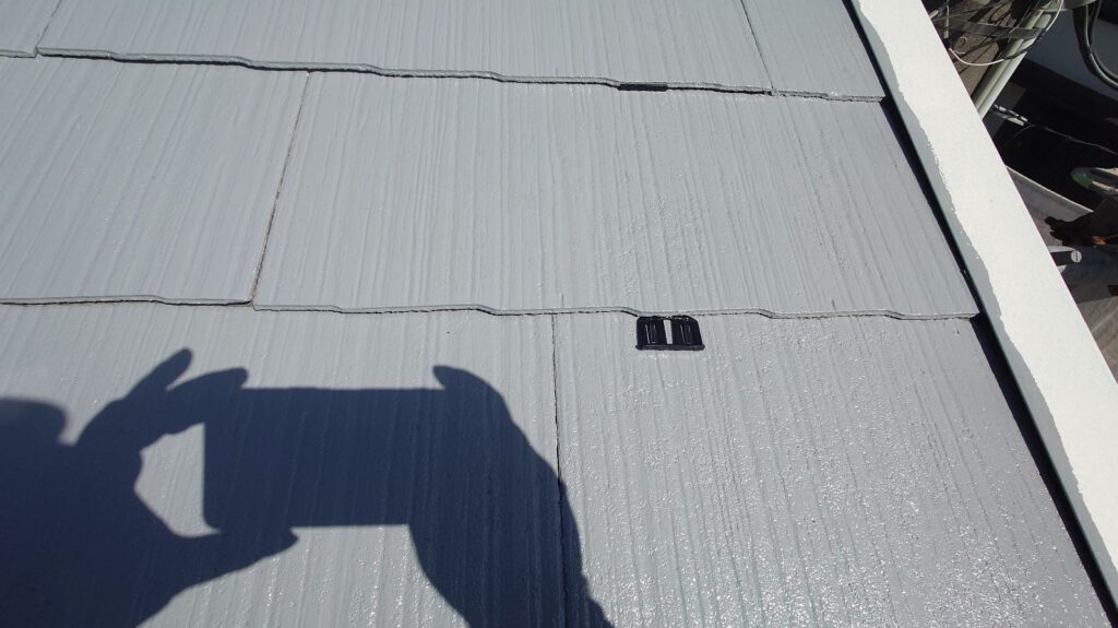 屋根塗装工事<br />
下塗り完成後<br />
縁切り工法<br />
タスペーサー設置