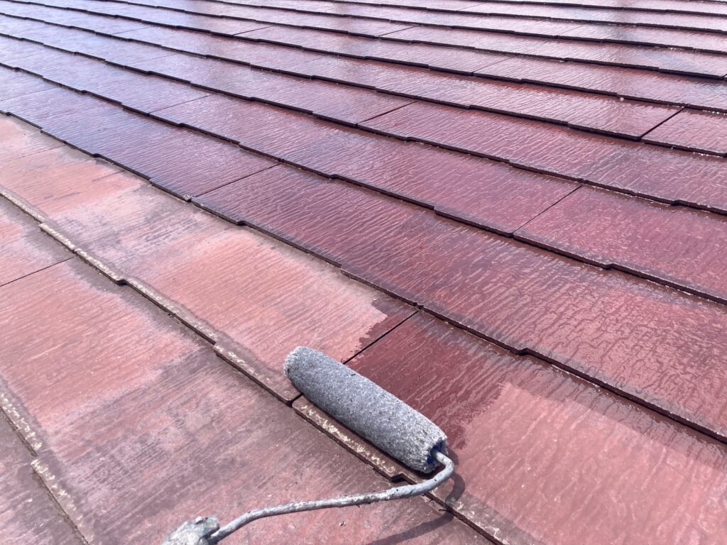 屋根塗装工事<br />
下塗り状況