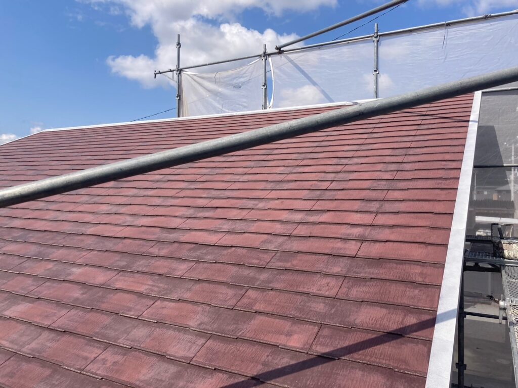 屋根塗装工事<br />
下地調整<br />
板金部　錆止め作業<br />
完成