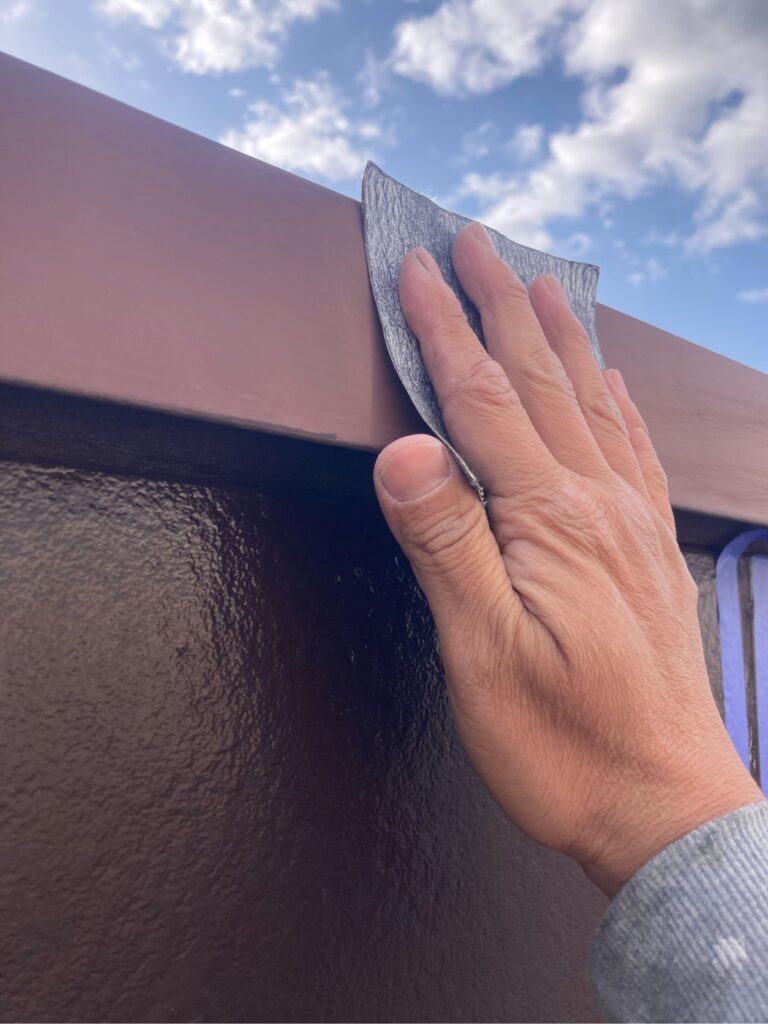 屋根塗装工事<br />
下地調整<br />
板金部　目荒らし作業となります。