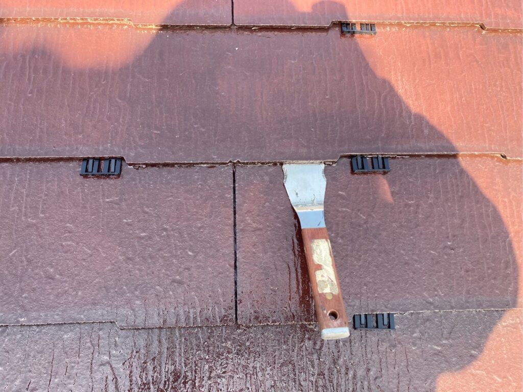 屋根塗装工事<br />
下塗り完成後<br />
縁切り工法<br />
タスペーサー設置