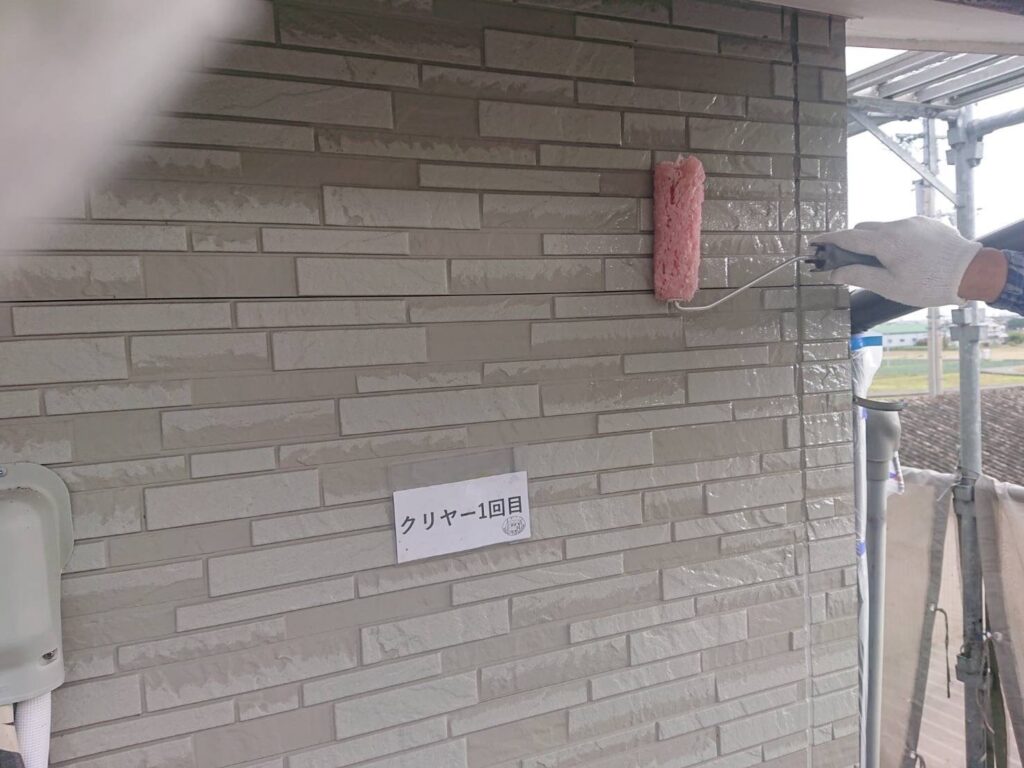 外壁クリヤー塗装<br />
1回目状況