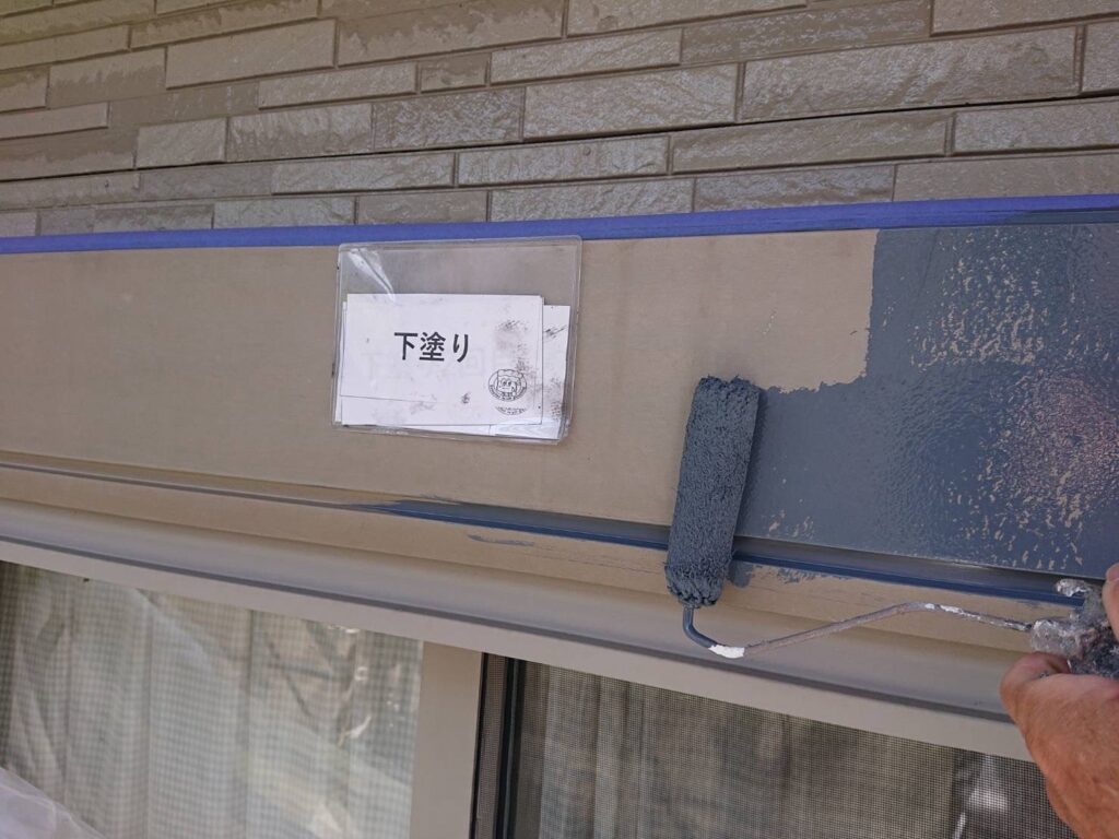 シャッターBOX塗装<br />
下塗り状況