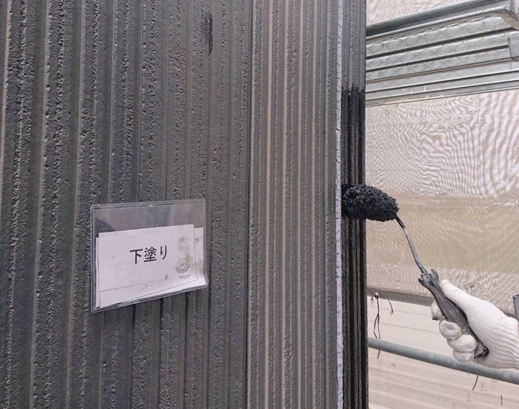 外壁塗装<br />
下塗り1回目状況