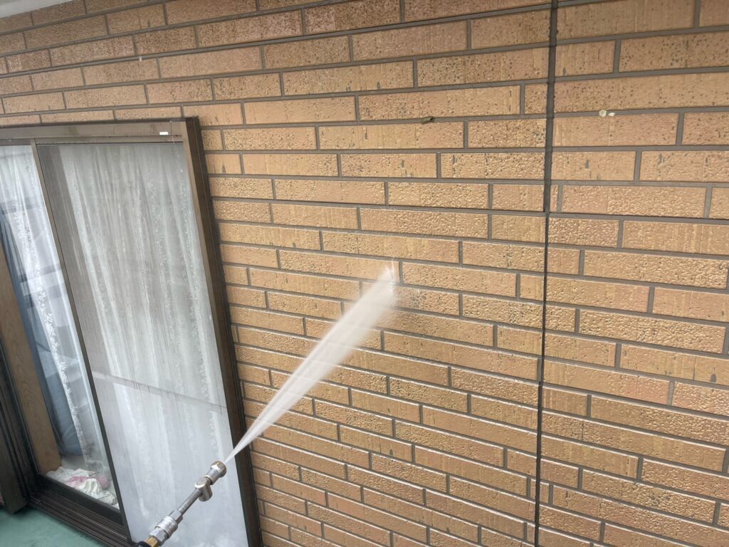 外壁<br />
高圧洗浄状況