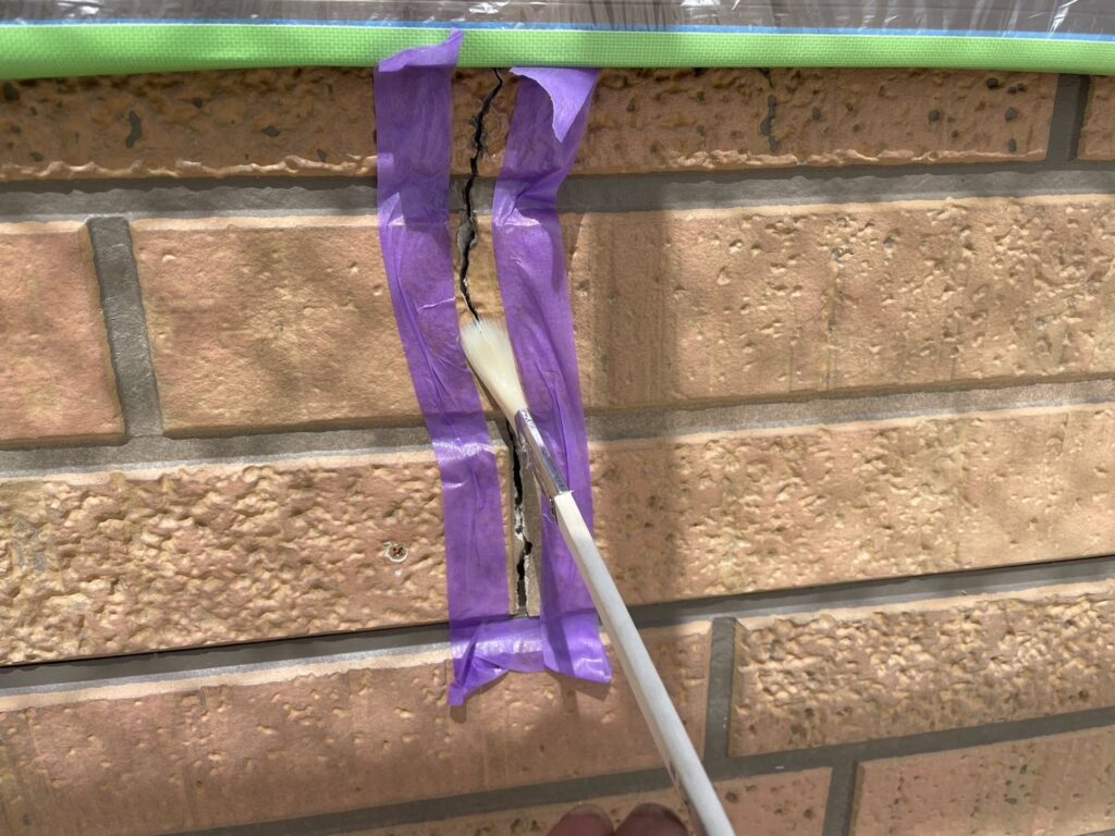 外壁塗装<br />
下地調整<br />
ひび割れ処理<br />
<br />
プライマー塗布