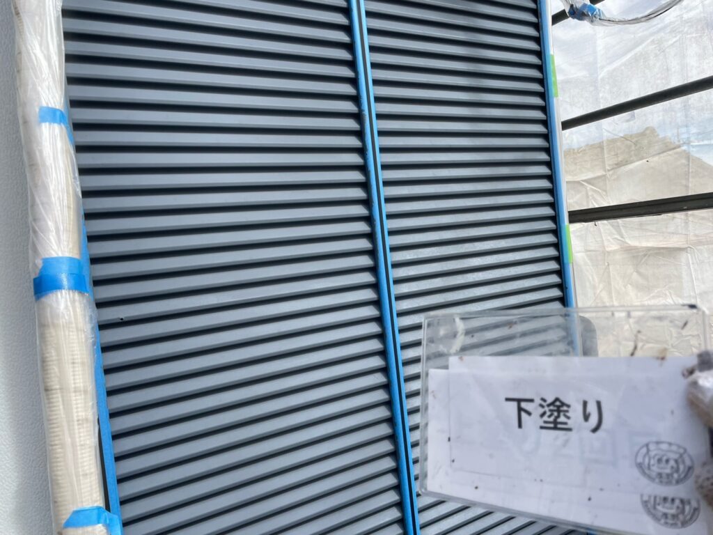 戸袋塗装<br />
下塗り状況