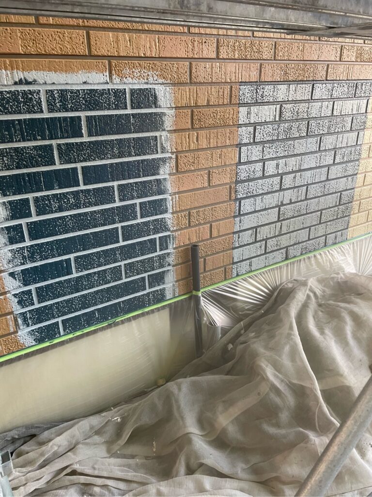 外壁塗装<br />
色決め<br />
試し塗り<br />
実際の外壁に塗装をし、色を決めていただきました。