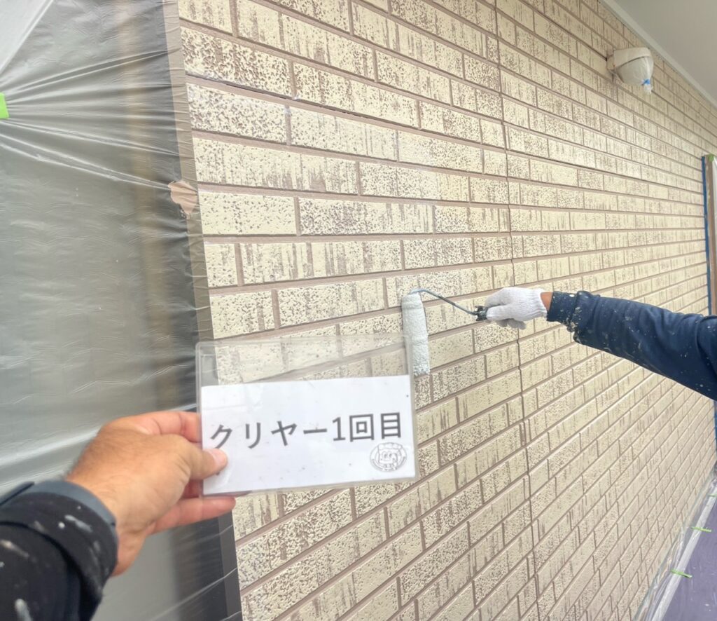 多彩模様ダブルトーン仕上げ<br />
クリヤー塗装状況