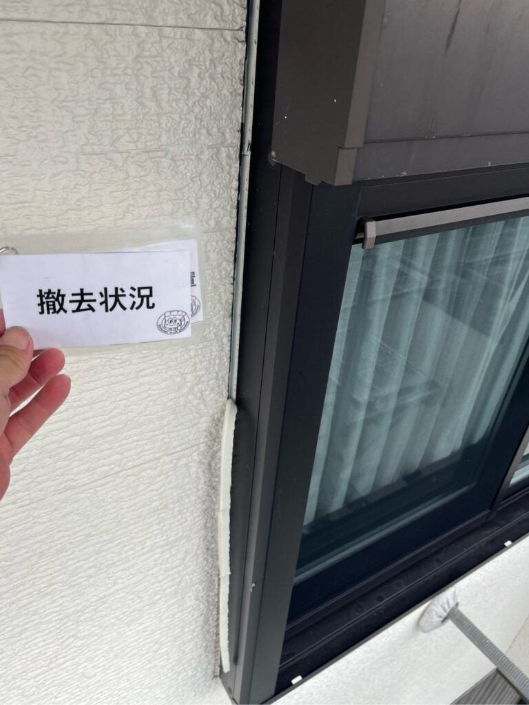 古いコーキングを切り取ります。撤去します。