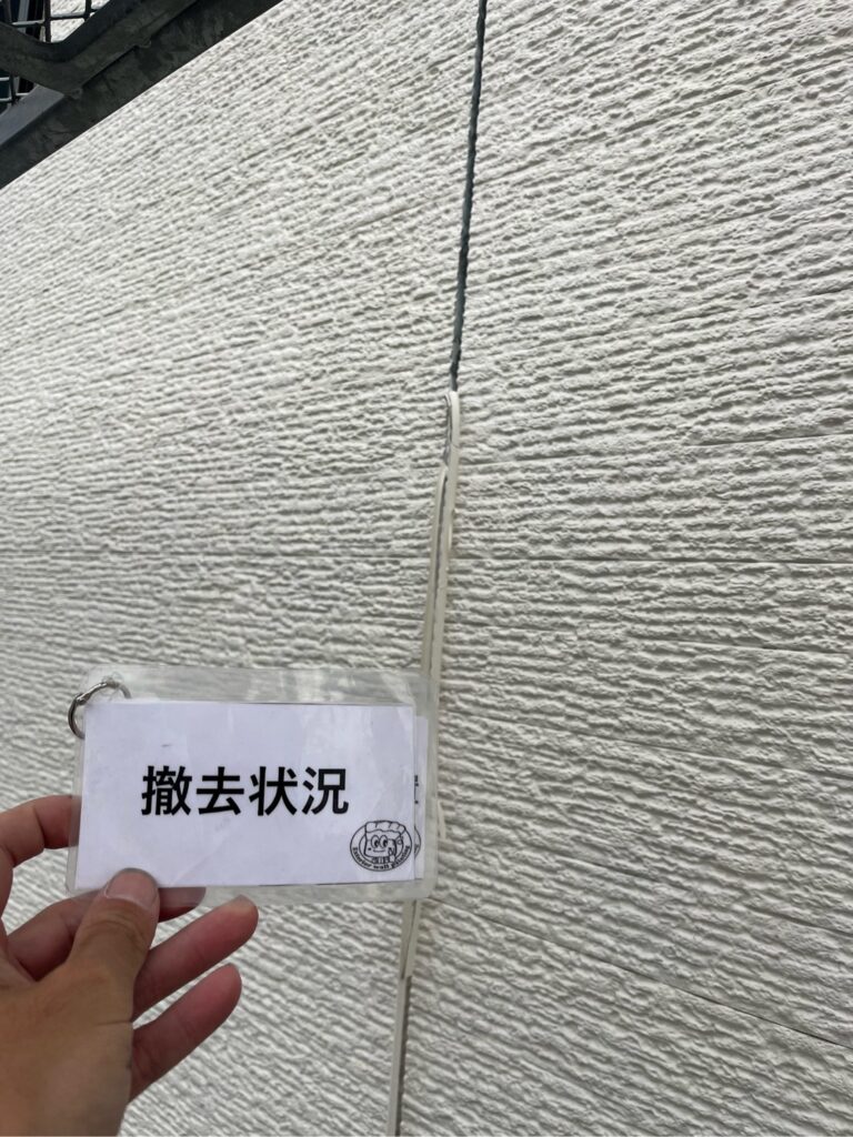 古いコーキングを切り取ります。撤去します。