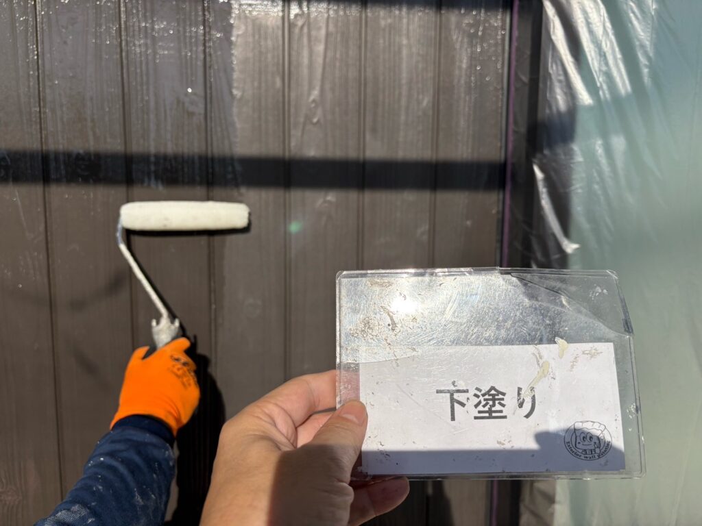 壁の下塗りを行ないます。