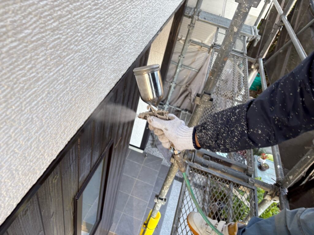 壁に仕上げ材の光触媒プロテクトコーティング（クリスタルシーズンtg）を塗布します。