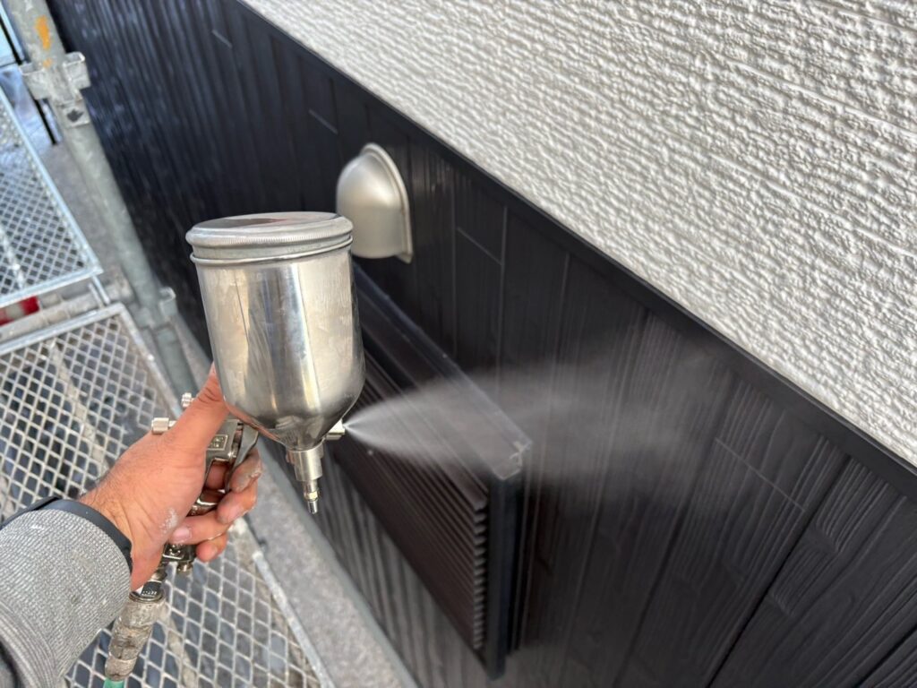 壁に仕上げ材の光触媒プロテクトコーティング（クリスタルシーズンtg）を塗布します。