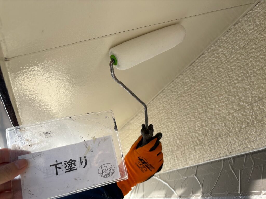 天井仕上げ<br />
下塗りです。