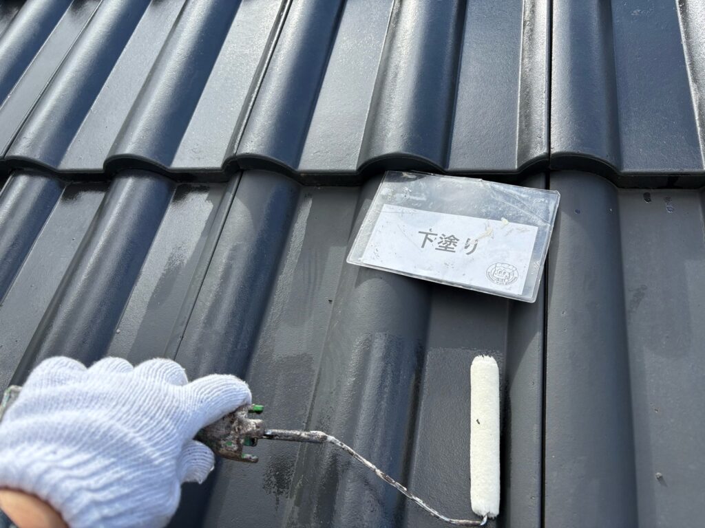 屋根の下塗りを行ないます。