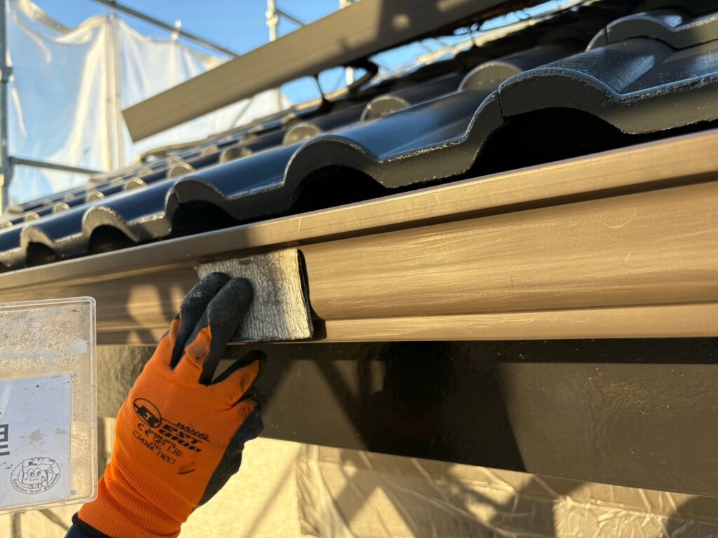 雨樋の素地調整を行います。