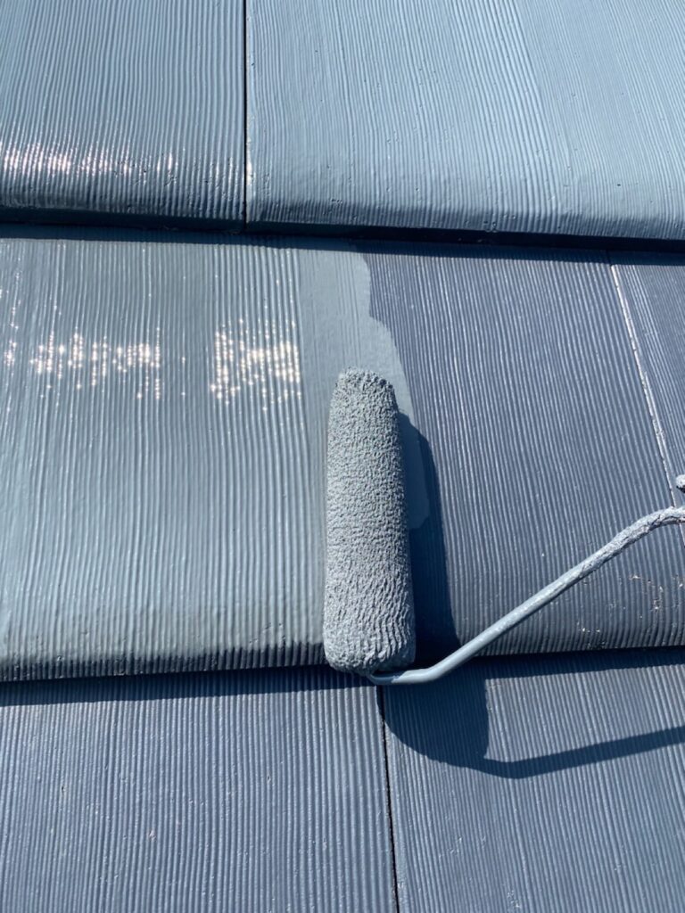 屋根の下塗りを行ないます。（無機専用バインダー）