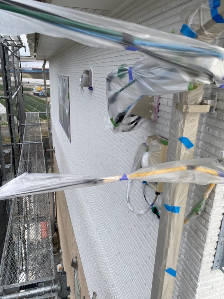 塗装しない箇所をビニル養生しました。