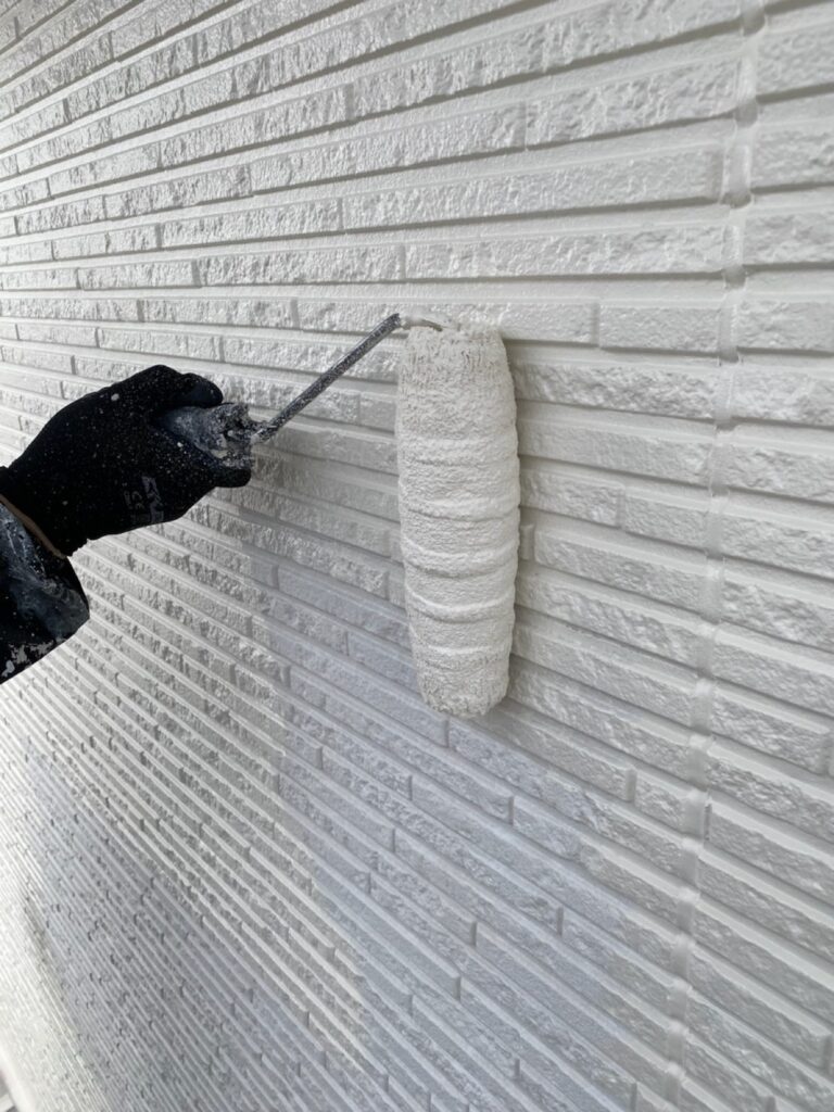 中塗りを行います。（スーパーセランフレックス）