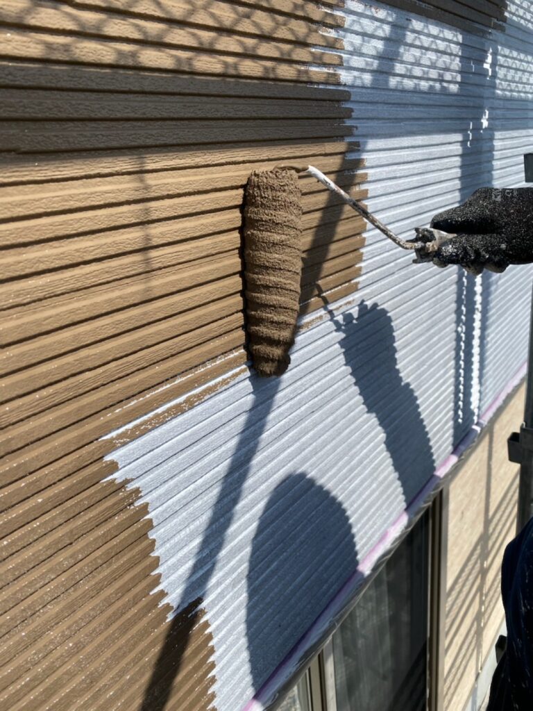 中塗りを行います。（スーパーセランフレックス）