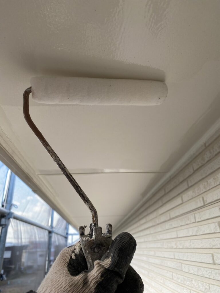 天井仕上げ<br />
下塗りです。