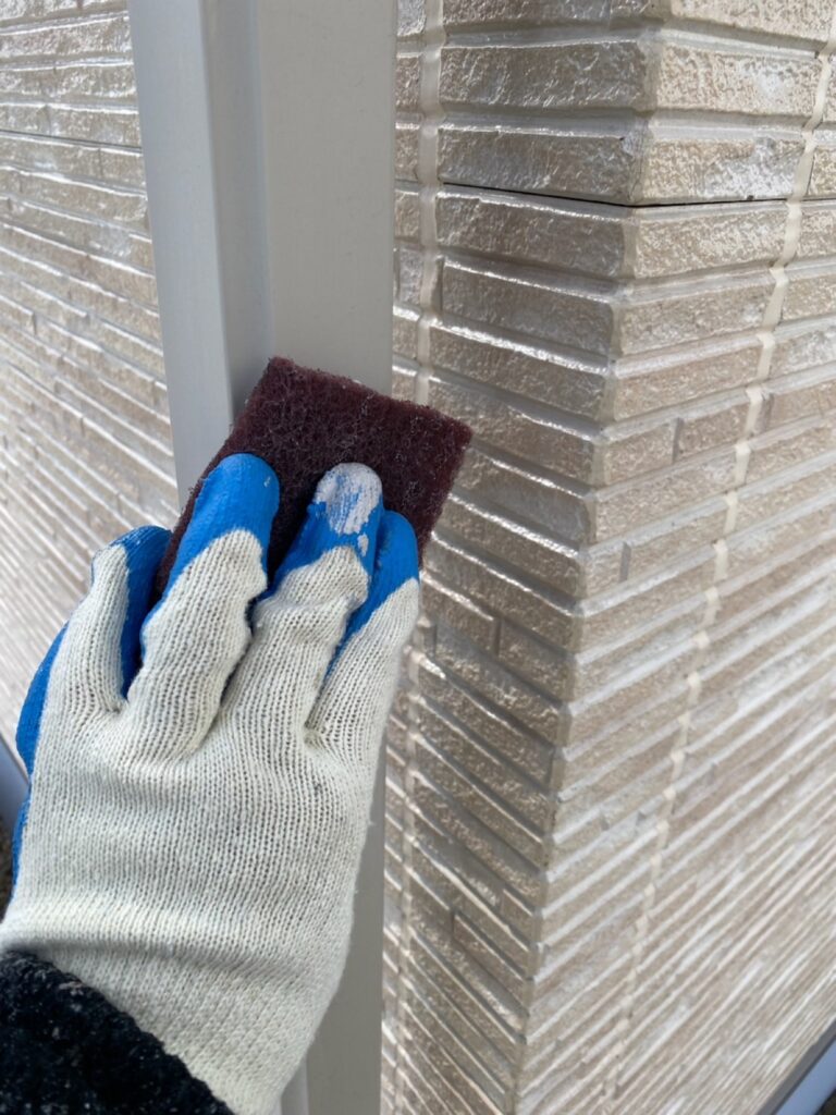 雨樋の素地調整を行います。