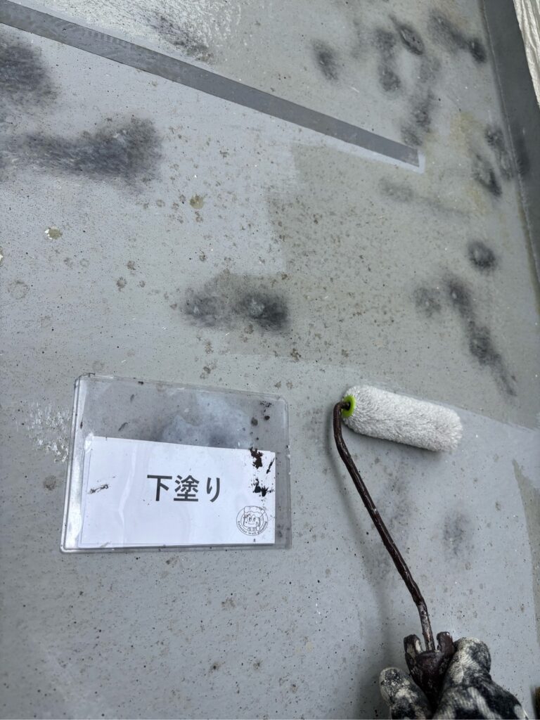 FRP防水トップコート工法<br />
下塗りを行います。