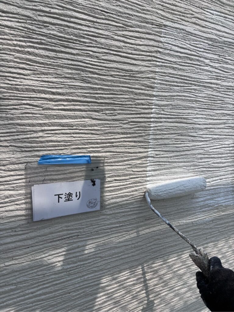 壁の下塗りを行ないます。