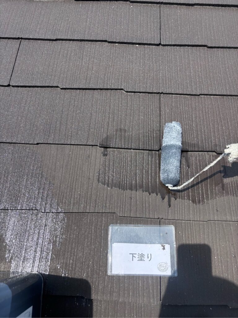 屋根の下塗りを行ないます。