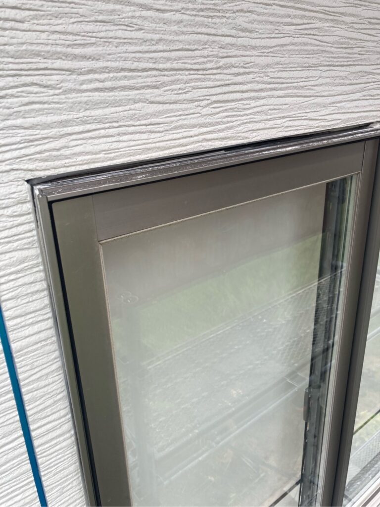 古いコーキングを切り取ります。