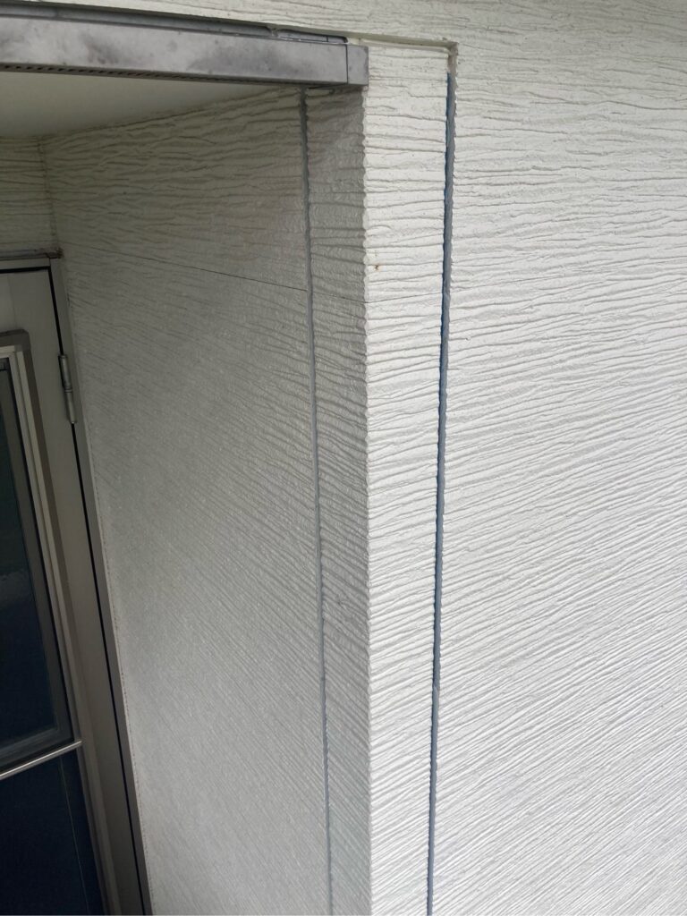 古いコーキングを切り取ります。撤去します。