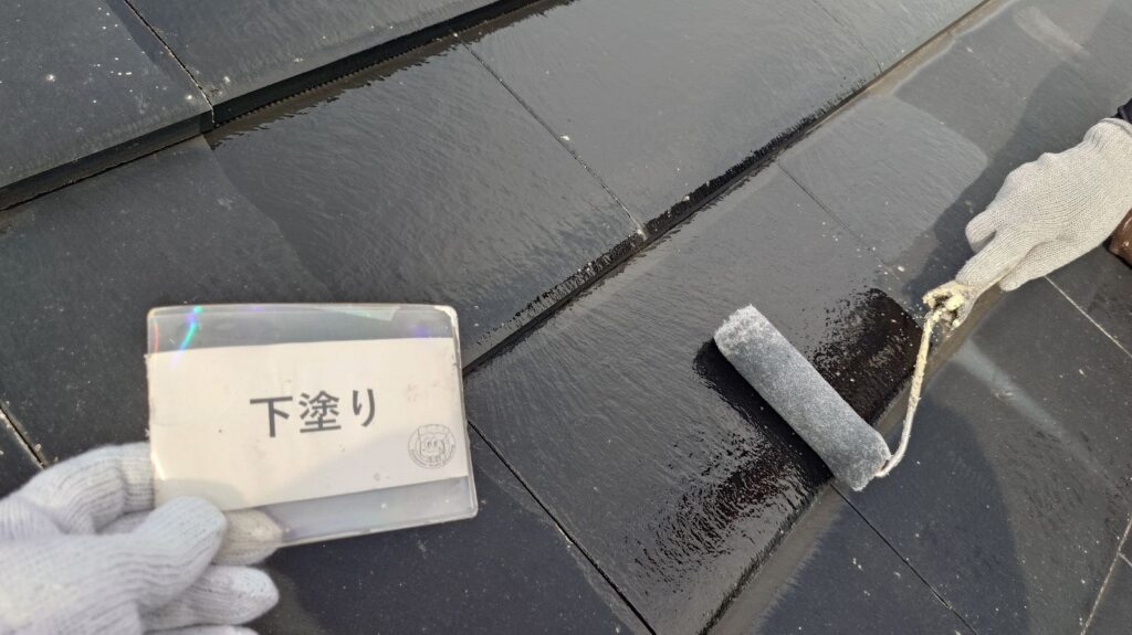 屋根の下塗りを行ないます。（関西ペイント　ダイナミックシーラーマイルド）