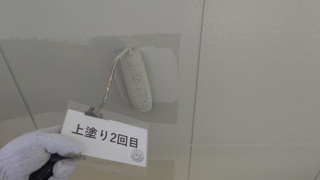 ベース上塗り2回目を行います。