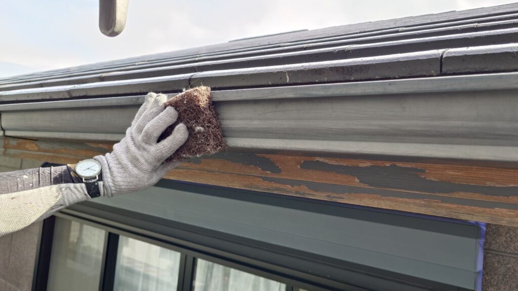 雨樋の素地調整を行います。