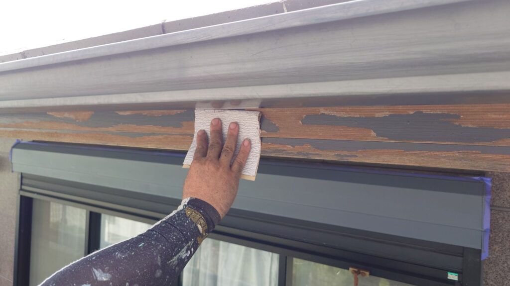 雨樋の素地調整を行います。