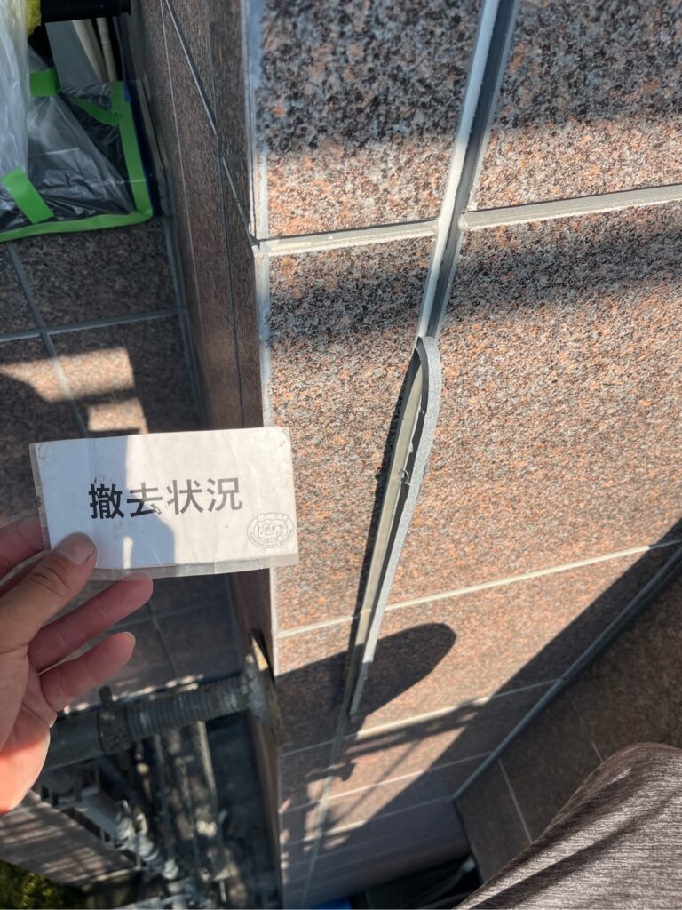 古いコーキングを切り取ります。撤去します。