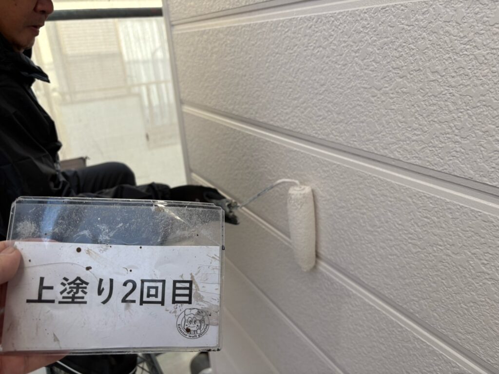 外壁塗装<br />
上塗り2回目状況