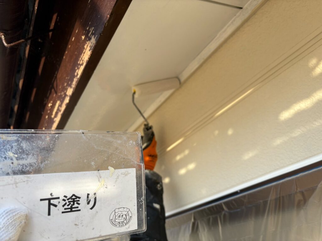軒天塗装<br />
下塗り状況