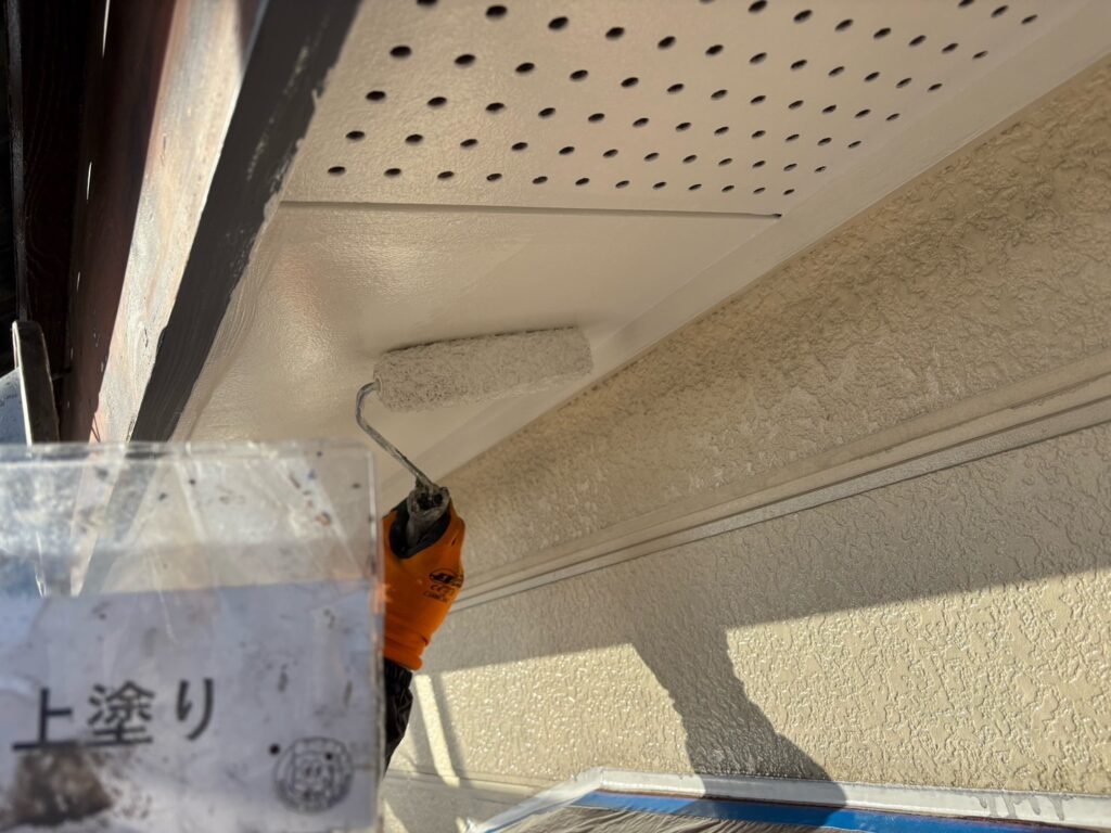 軒天塗装<br />
上塗り状況