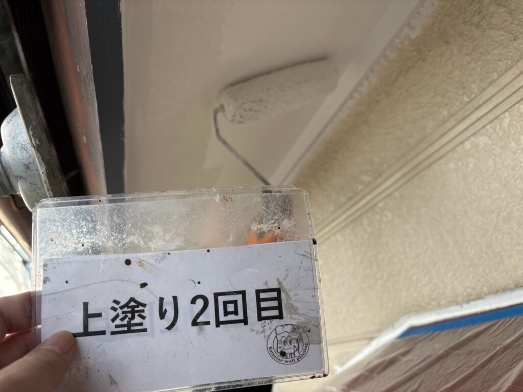 軒天塗装<br />
上塗り2回目状況