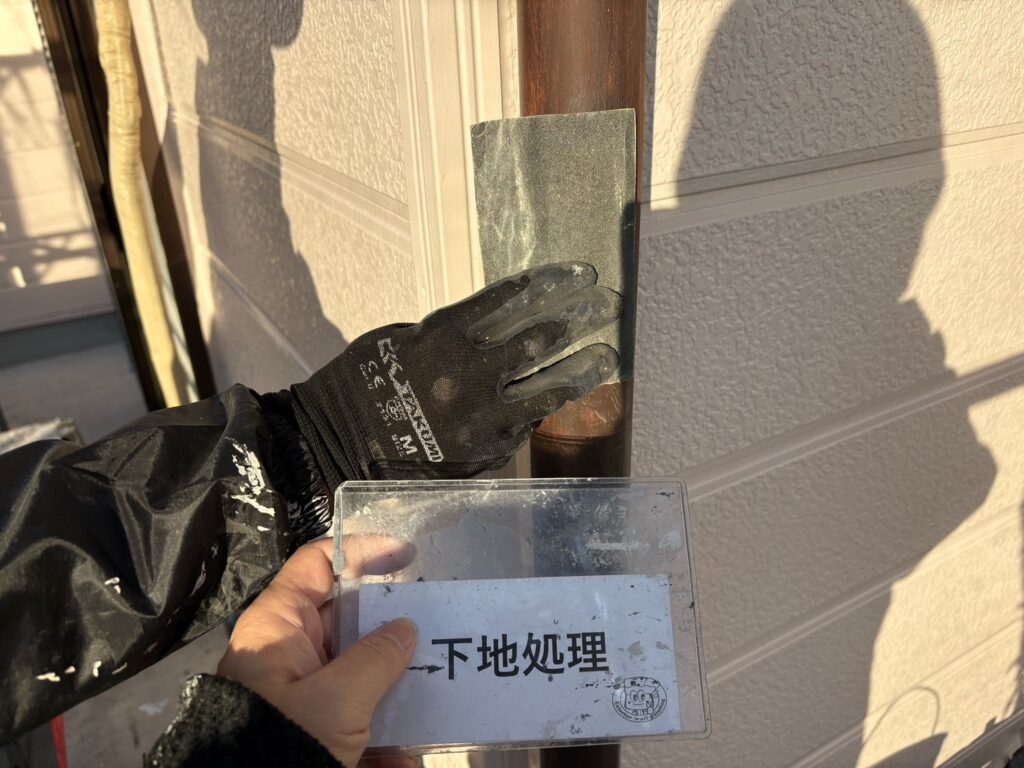 雨樋塗装<br />
目荒らし作業状況