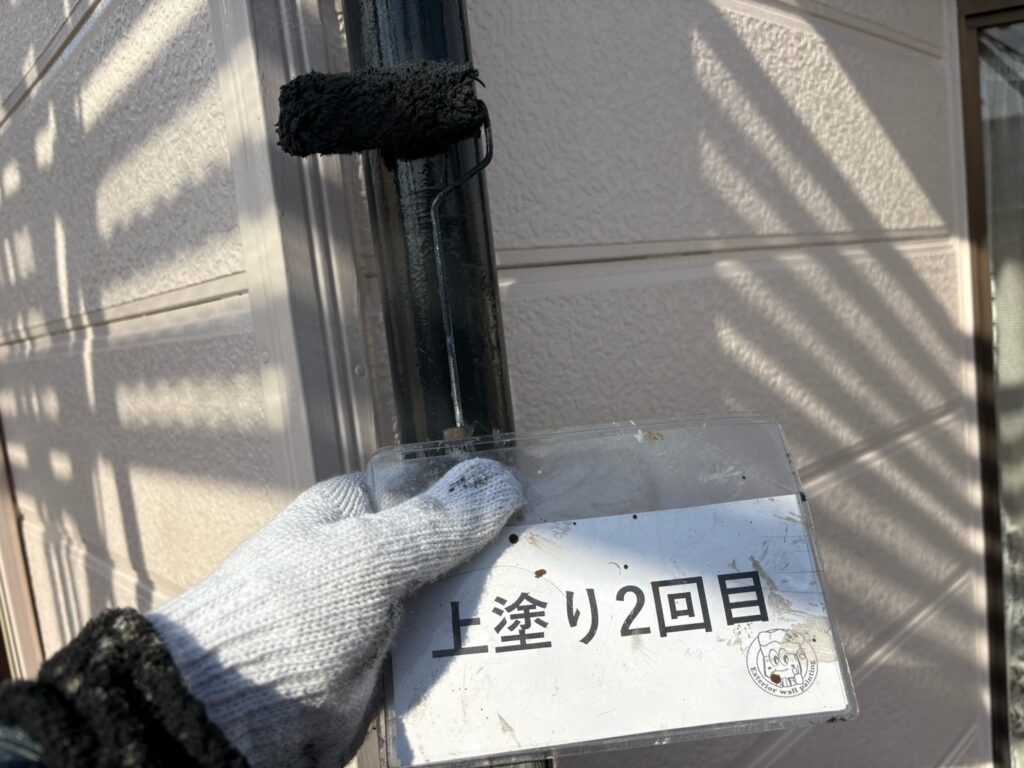 雨樋塗装<br />
上塗り状況