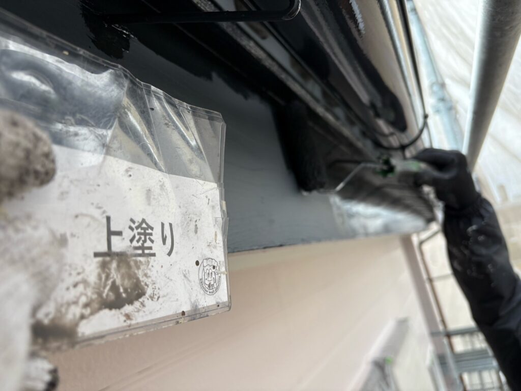 鼻隠し塗装<br />
上塗り状況